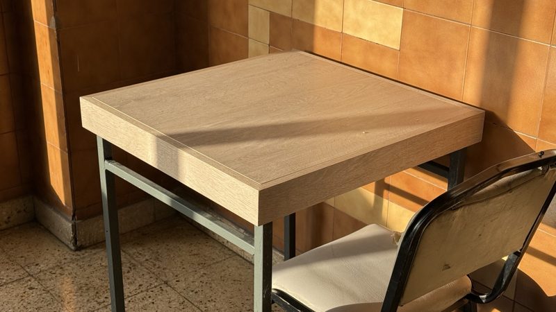 Mesa iluminada por el sol