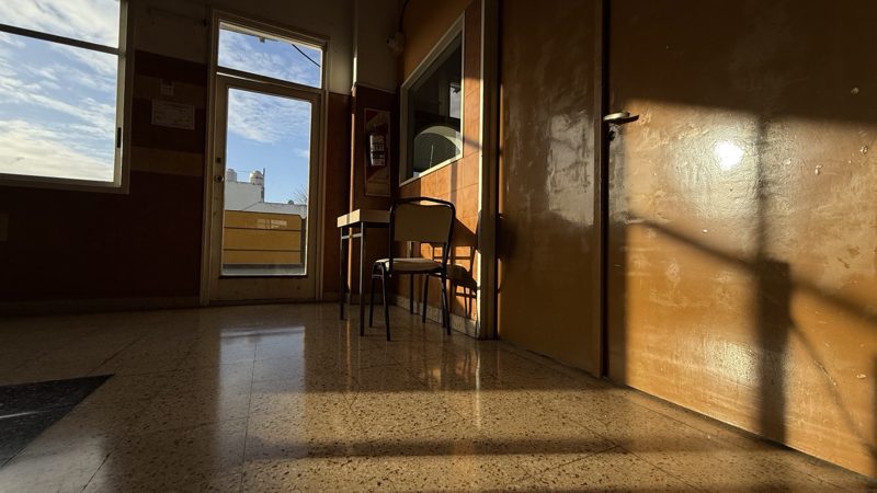 Interior con sombras de ventana