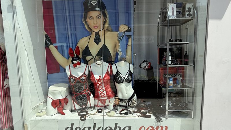 Vidriera con maniquí y ropa