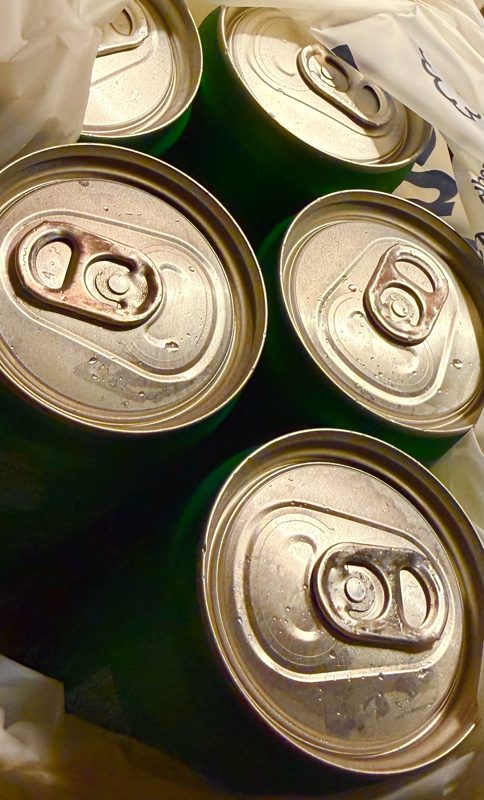 Latas de cerveza vistas desde arriba