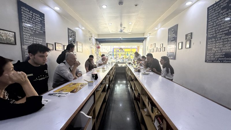 Interior de restaurante con comensales en la barra