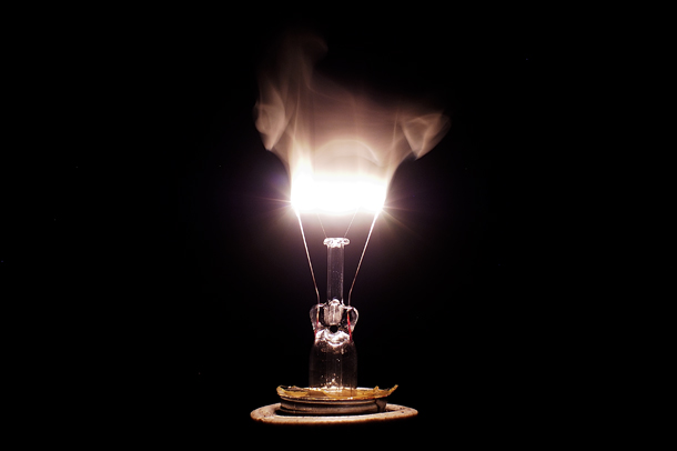 Estallido de una lámpara encendida